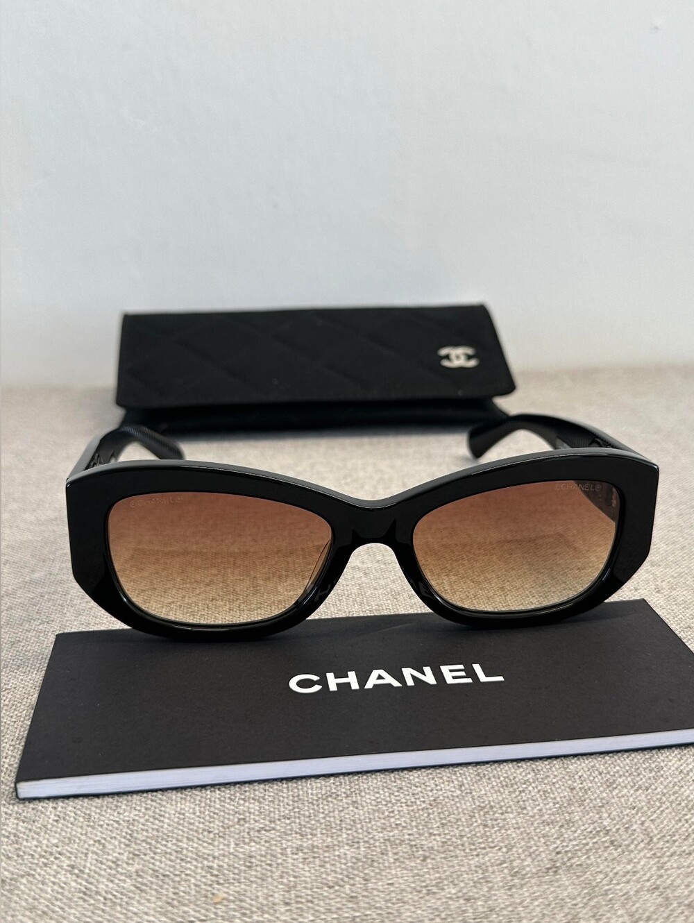 CHANEL Black Frame Sunglasses with Gold CC Logos and Brown Gradient Lenses - Picture 3 of 8